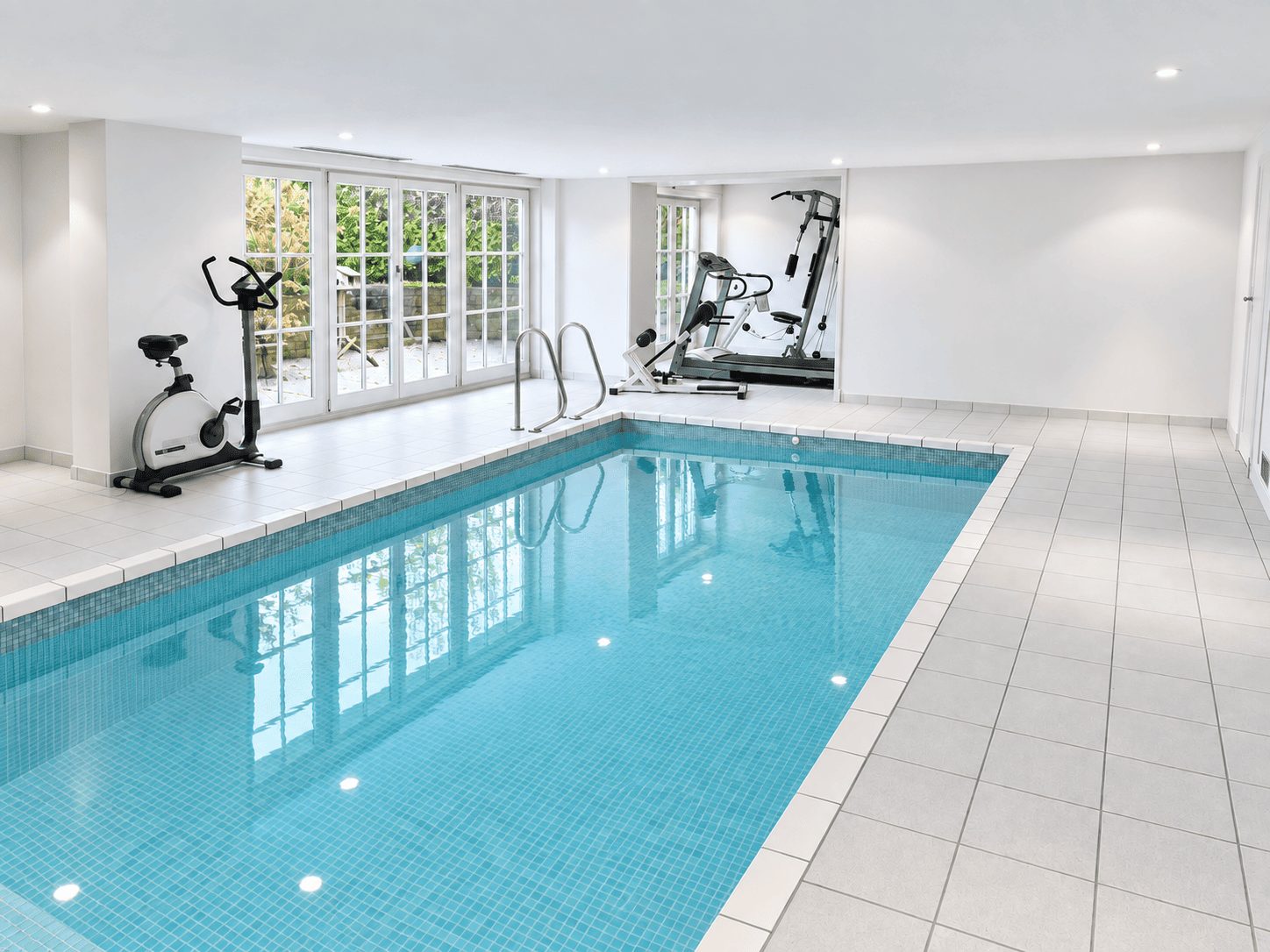 Gemeinschaftlicher Wellnessbereich mit Schwimmbecken und Fitnessbereich