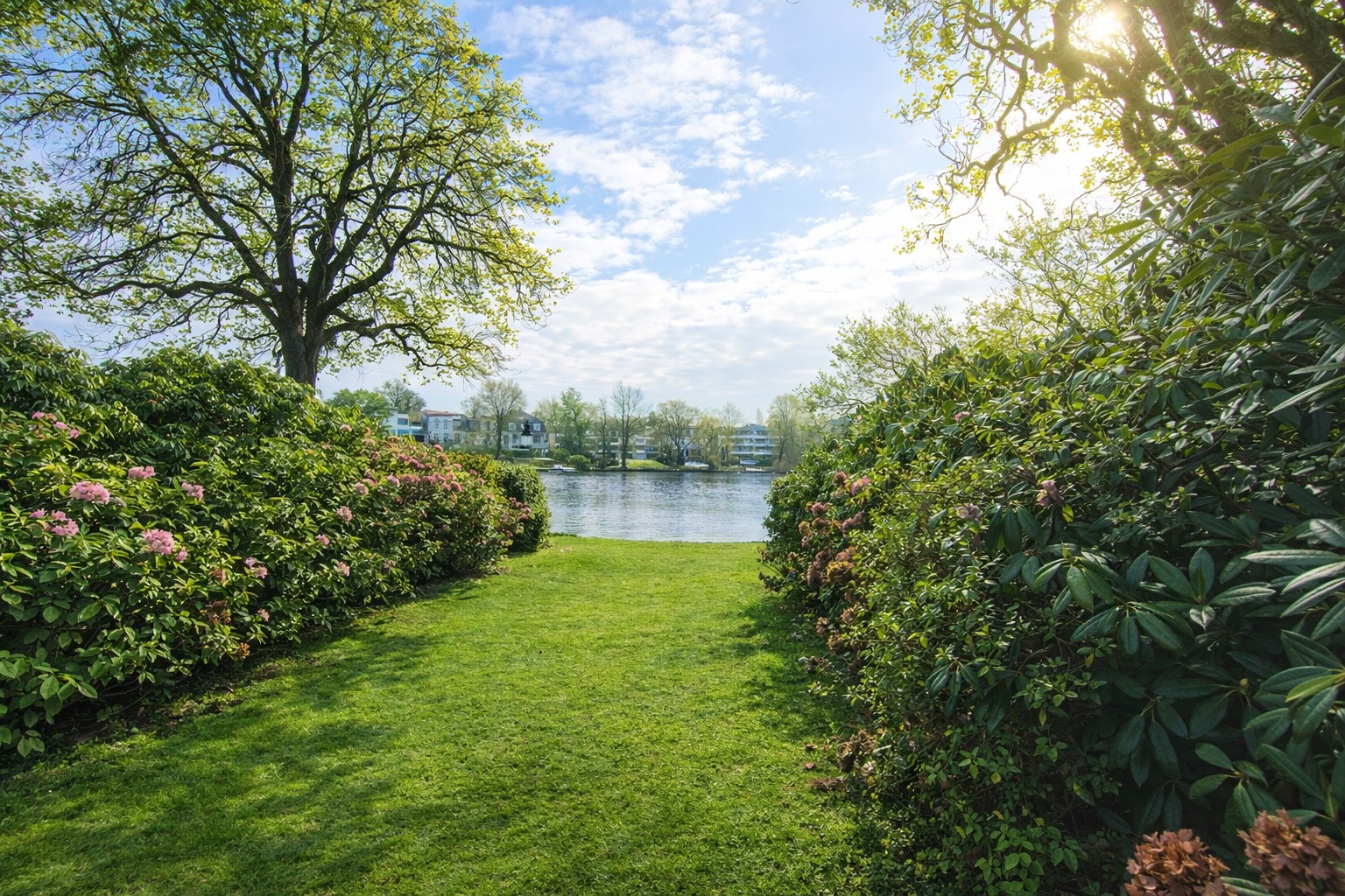 Privater Garten mit Wasserzugang zum Rondeelteich