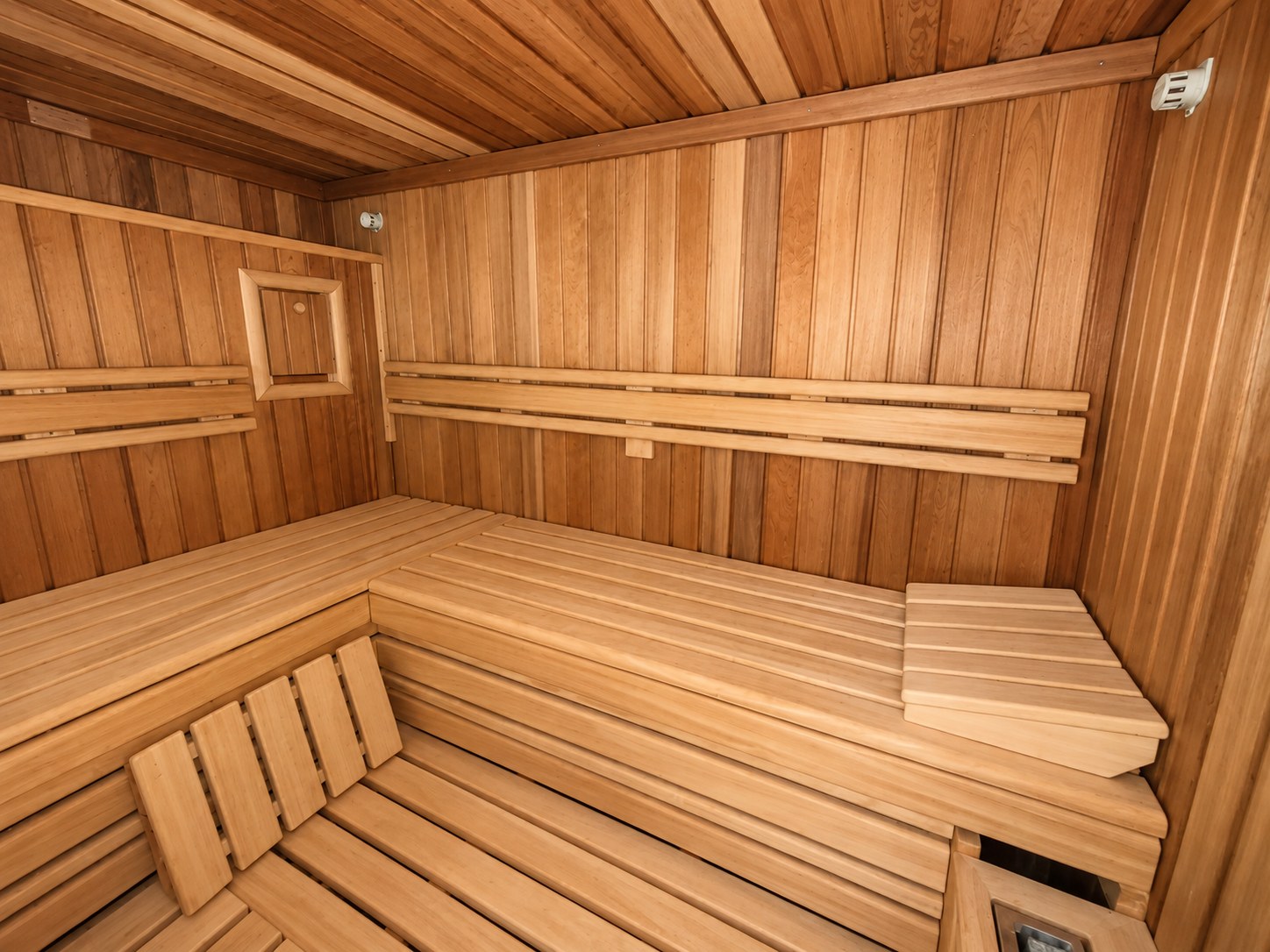 Holzverkleidete Sauna im Wellnessbereich