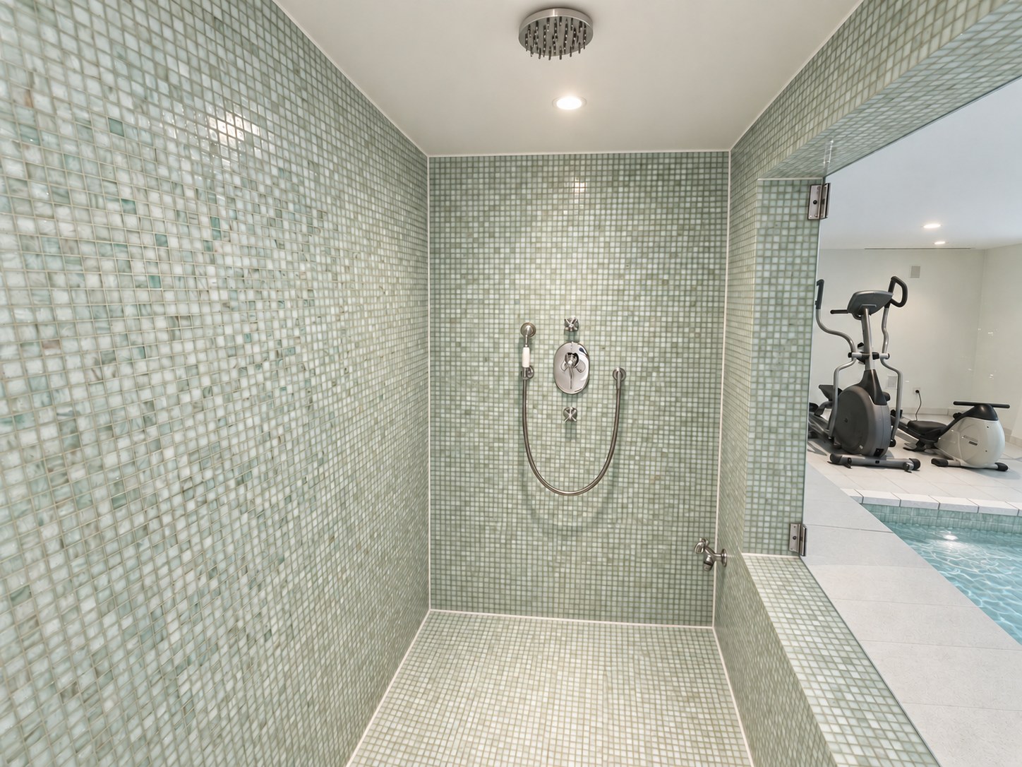 Großzügige Dusche mit hochwertiger Mosaikgestaltung